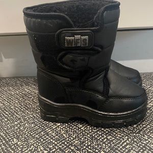 Size 8 snow boots for boys or girls black only worn ones. Excellent condition